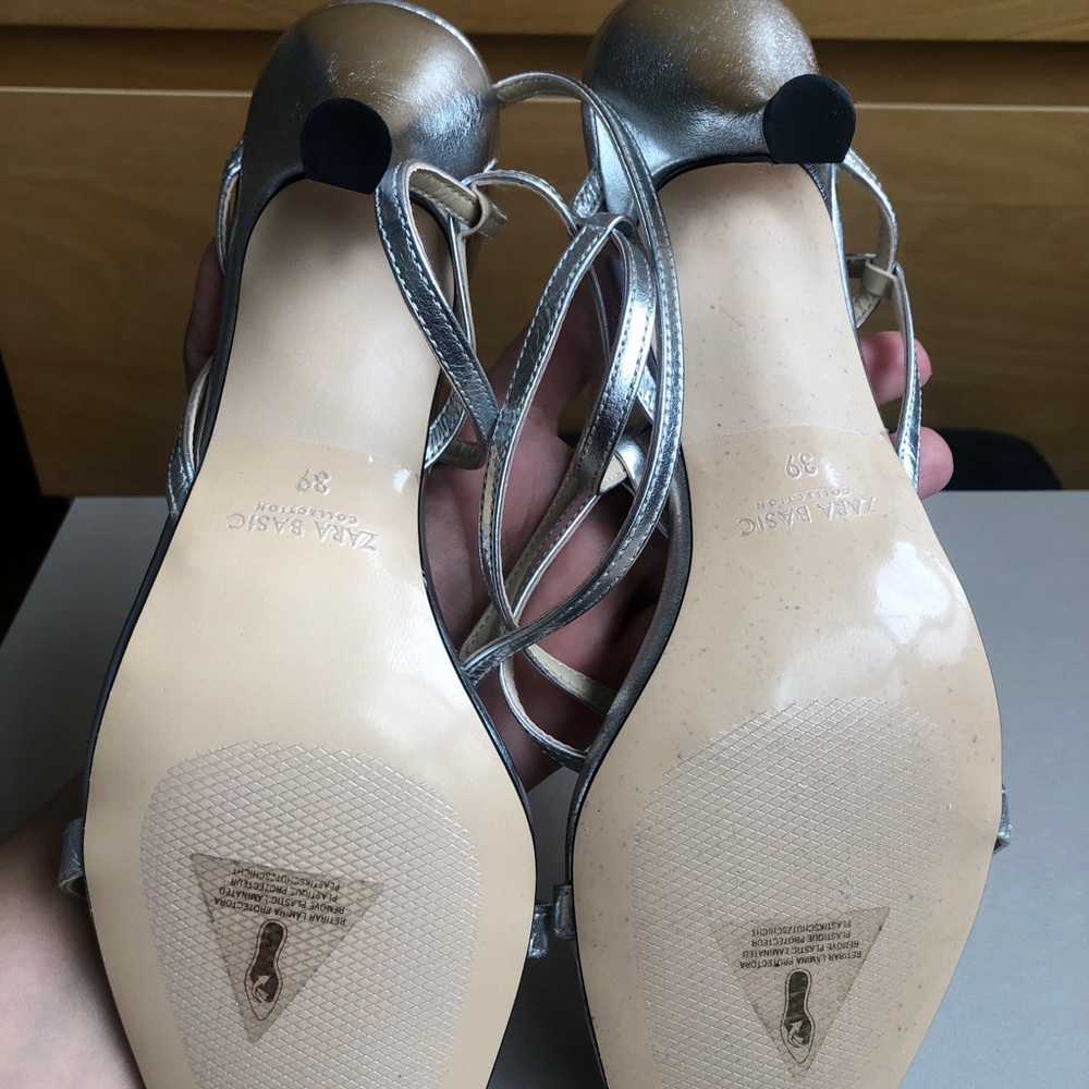 Metallic t-strap sandals. - Picture 3 of 8